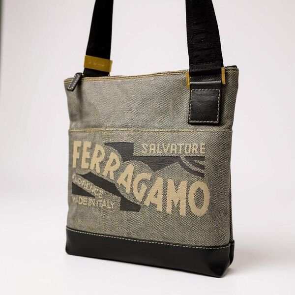 Salvatore Ferragamo サルヴァトーレフェラガモ レザーショルダーバッグ メンズ 斜め掛け ブラウン