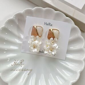 【 Z5 】スクエア ホワイトフラワー お花 ハンドメイドピアスorイヤリング