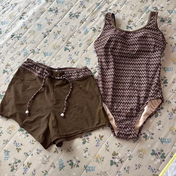 ブラウン系 ワンピース水着とショートパンツセット