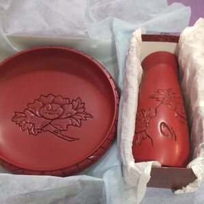 村上堆朱の菓子器と花瓶セット 牡丹の模様