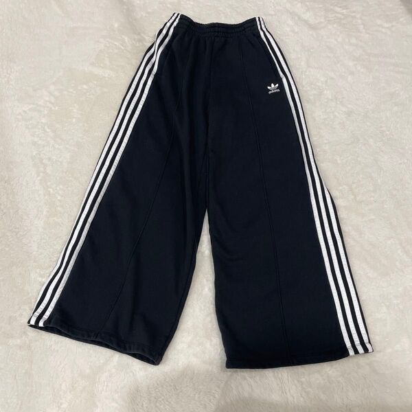 adidas黒ルーズワイドレッグトラックパンツ ジャージ 男女兼用 トレフォイルロゴ