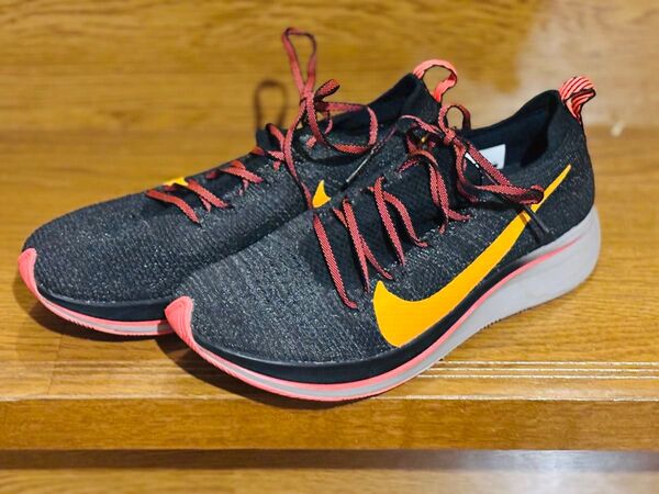 Nike ズーム フライニット スポーツスニーカー 黒/オレンジ 23cm