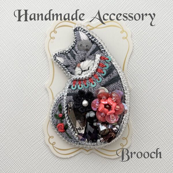 ハンドメイドブローチ 刺繍の猫ブローチ*サバトラ