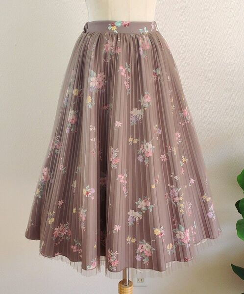 未使用品 tocco closet トッコクローゼット プリーツチュール重ねフラワープリントスカート プリーツ