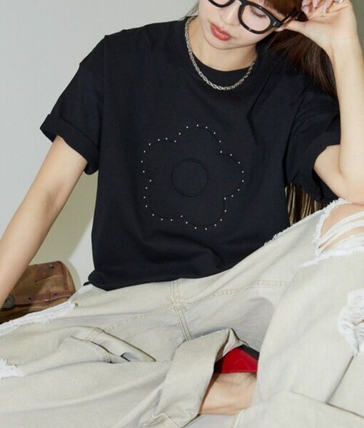 スタッズ付き エンボス アートTシャツ:マリークワント【ブラック】