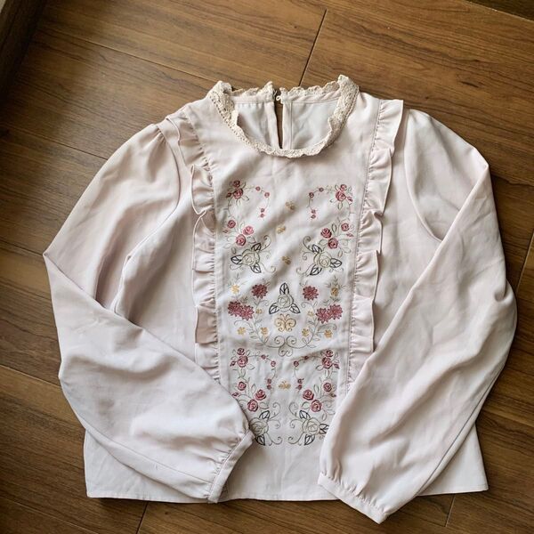 axes 小花柄刺繍ブラウス フリル ピンクベージュ