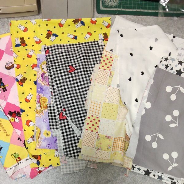 【中古】はぎれ 生地 布 カットクロス ハギレ生地 キャラクター パッチワーク くるみボタン