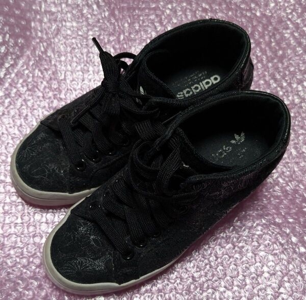 adidas インヒールスニーカー 黒 レディース