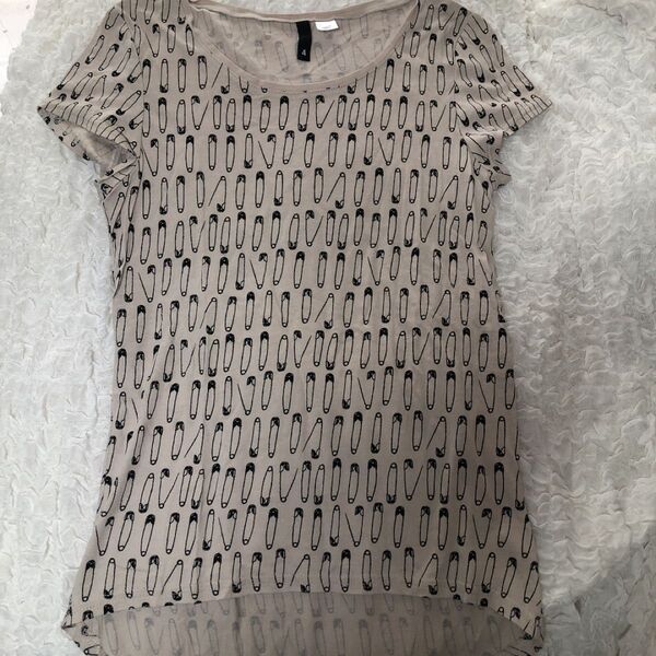 H&M★安全ピン柄Tシャツ 半袖Tシャツ 柄Tシャツ トップス 半袖
