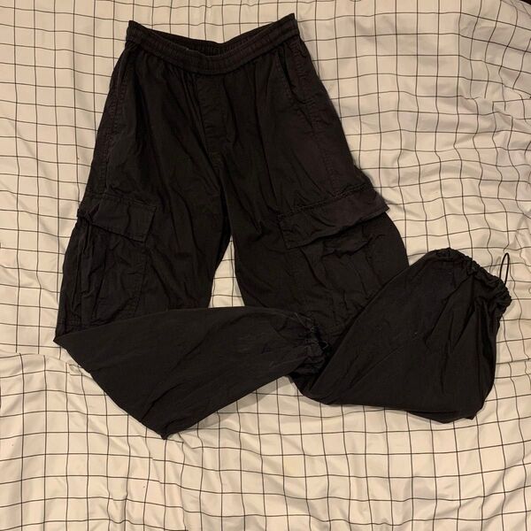 黒のカーゴパンツ ドローコード付き