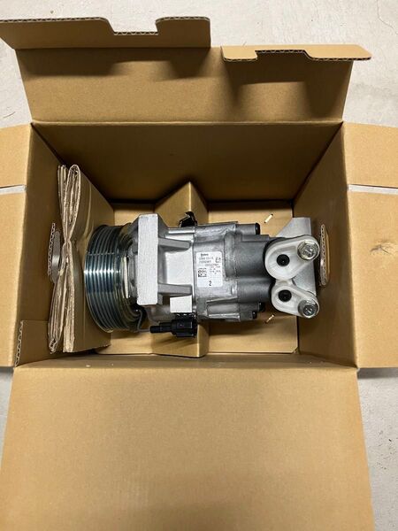未使用 日産純正エアコンコンプレッサー E11ノート、C11ティーダ、K12マーチ、Z11キューブなど 92600-ED07B