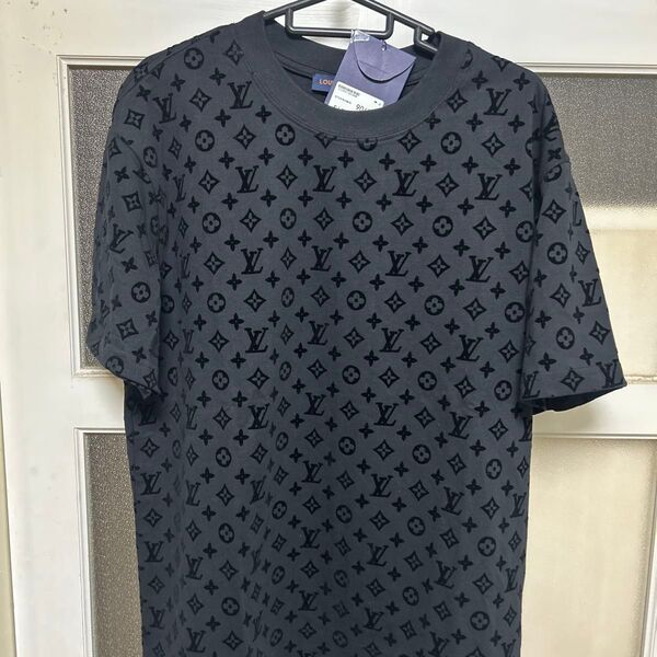 モノグラム柄Tシャツ総柄