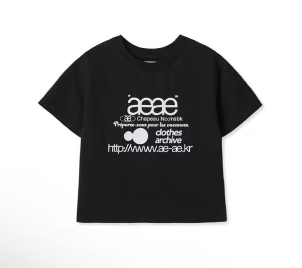 aeae ロゴプリント クロップドTシャツ