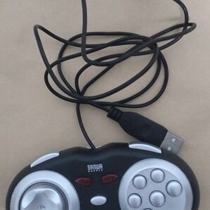 ケーブル収納可能 SANWA USBゲームパッド JY-P64UM
