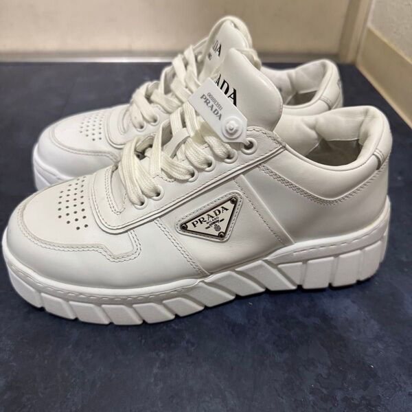 プラダ PRADA スニーカー 三角ロゴプレート レザー 厚底 レディース方も