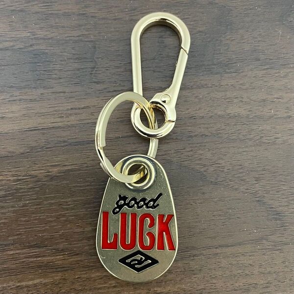 月末セール中! 真鍮 キーホルダー アメカジ 幸運 good LUCK 赤 カラビナ 御守り