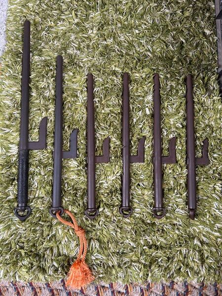 (2本セット)十手 薙刀 フック付き 黒 赤 紐なし 古道具 武道