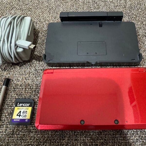 【美品】ニンテンドー3DS メタリックレッド (本体 アダプタ 充電台 SDカード タッチペン)