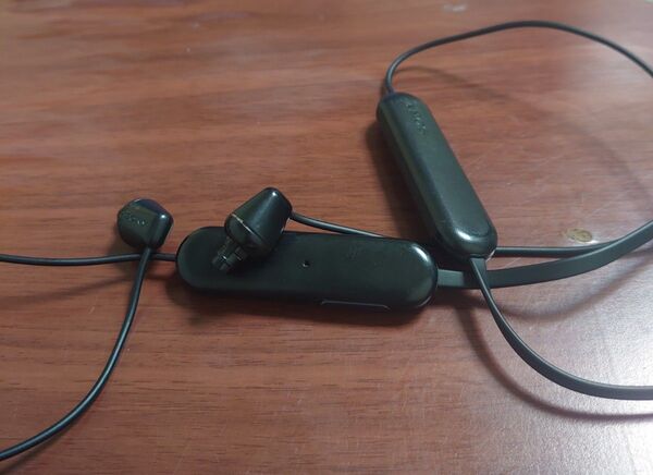 ※最終値下げです!【動作確認済み】SONY WI-C100 ワイヤレスイヤホン Bluetooth (イヤーピースなし)
