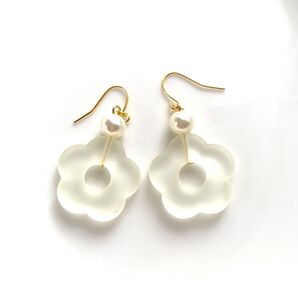 白 ホワイト すりガラス 花 モチーフ パール 大ぶり ピアス