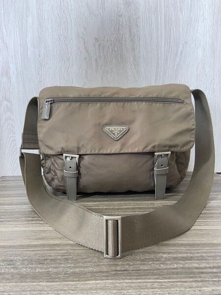 PRADA ショルダーバッグ ナイロン 三角ロゴプレート レザー グレージュ メッセンジャーバッグ 斜め掛け クロスボディ