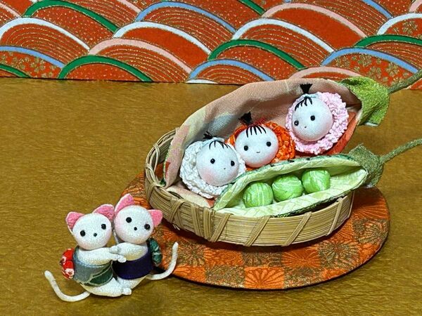 ちりめん細工 今の季節にぴったりなえんどう豆と豆っ子三兄弟と抱きつき猫ちゃん 古布 ハンドメイド