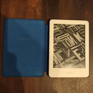 Kindle 電子書籍リーダー 本体 青色カバー付き (第10世代) Amazon Kindle ホワイト