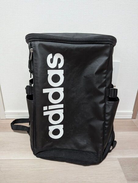 adidas リュック ブラック ロゴ入り