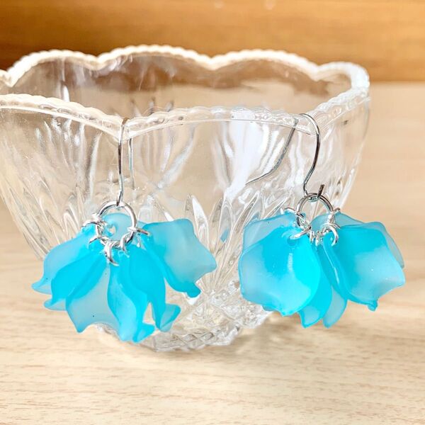 ハンドメイド ピアス ブルー 花びら