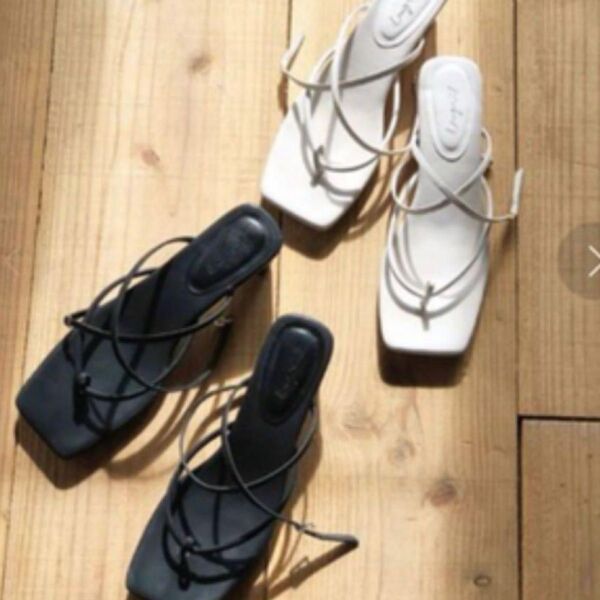 アングリッド ストラップヒールスクエアサンダル
