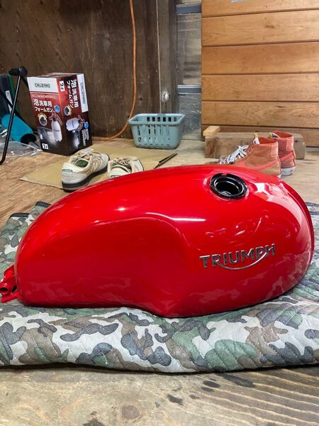 Triumph ガソリンタンク スラクストン1200R