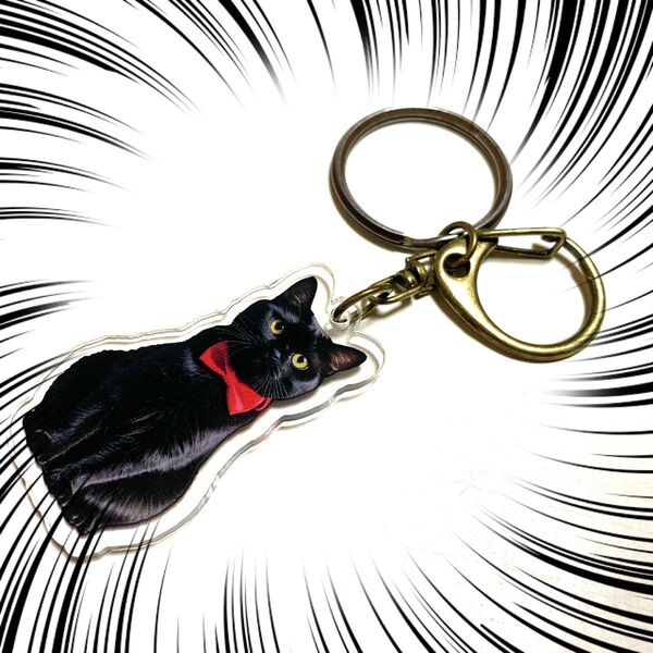 黒ニャンコアクリルキーホルダー 赤いリボンが可愛いね。