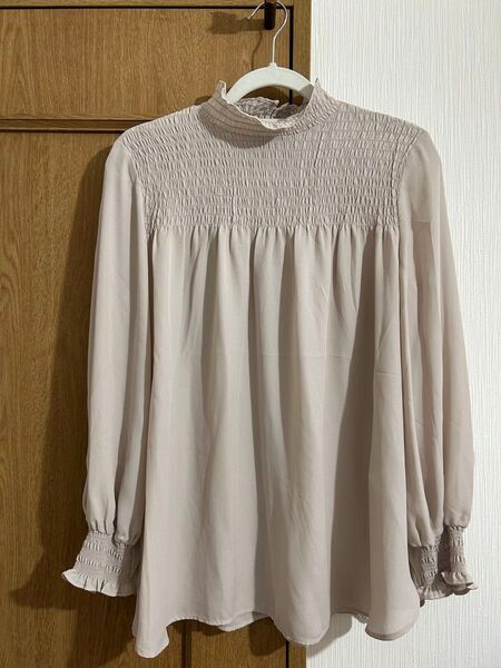 ブラウス シャーリング ベージュ トップス 長袖試着のみM〜L