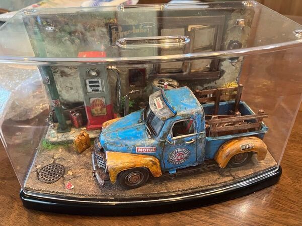 昭和レトロ ジオラマ模型 ビンテージ風ガレージとトラック 大人の秘密基地・レトロ・旧車 1/24ピックアップトラック ケース付