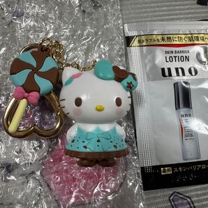 化粧水とサンリオ シークレットマスコットチャーム チョコミントデザインシリーズ ハローキティのセット