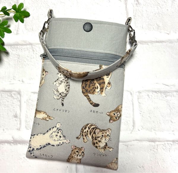 猫科図鑑 グレー スマホポーチ ハンドメイド