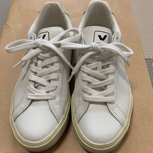 中古品 VEJA スニーカー レザー 合成皮革 ホワイト 22センチ