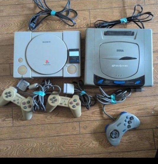 プレステとセガサターンの本体 PlayStation SONY SEGA