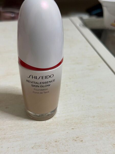 SHISEIDO エッセンス スキングロウ ファンデーション 220