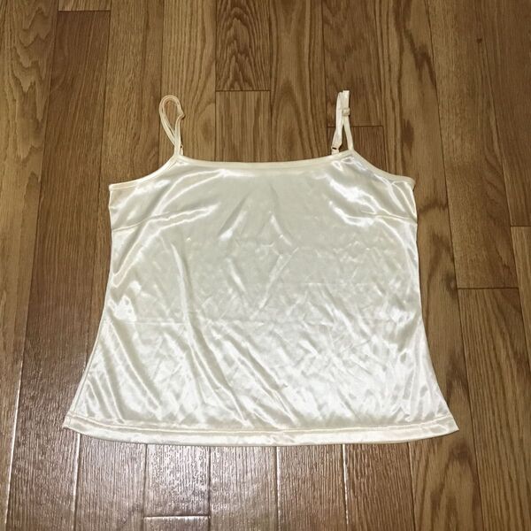 ◆ NATURAL BEAUTY BASIC インナー キャミソール Sサイズ ☆ つるつる 光沢 クリーム色