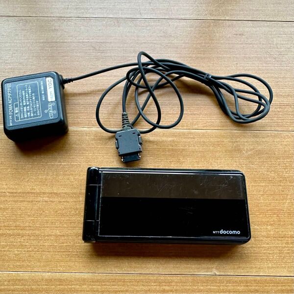 NTT docomo P-01E 本体 ブラック 充電器付き P-01E ガラケー 携帯電話 充電器