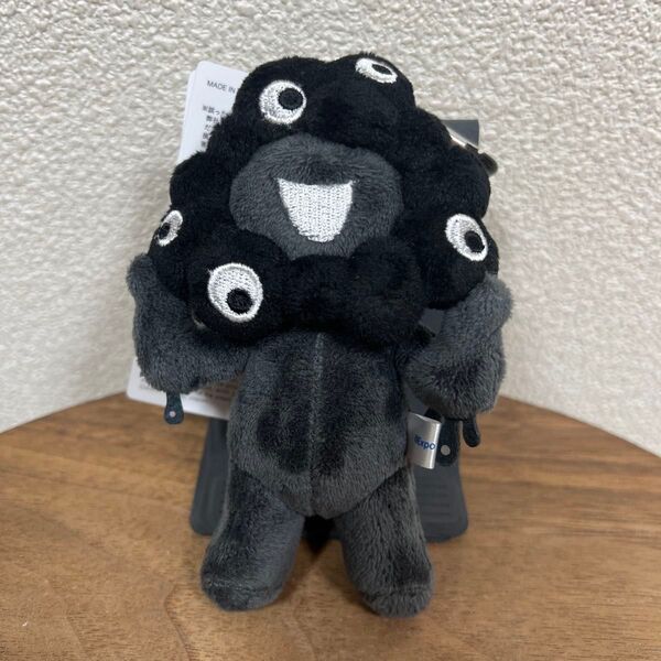 大阪万博 2025 黒 ブラック ミャクミャク ぬいぐるみ カラビナ付マスコット 立ち