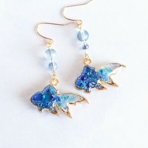 瑠璃色金魚のピアス(琉球ガラス)