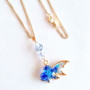 瑠璃色金魚のペンダント(琉球ガラス)