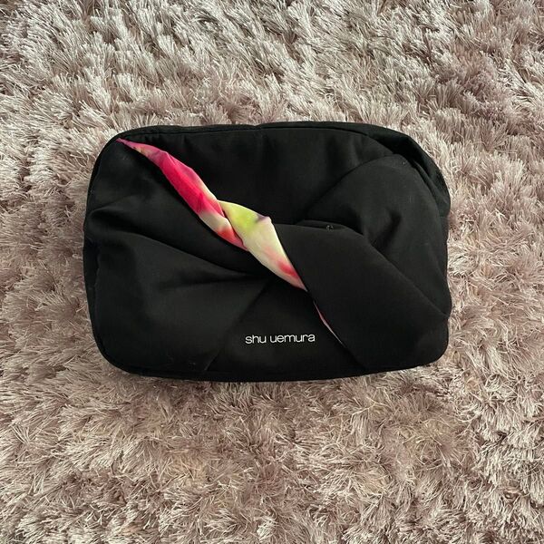 shu uemura シュウウエムラ ブラックポーチ ツイストデザイン ポーチ 化粧ポーチ ブラック 黒 小物入れ