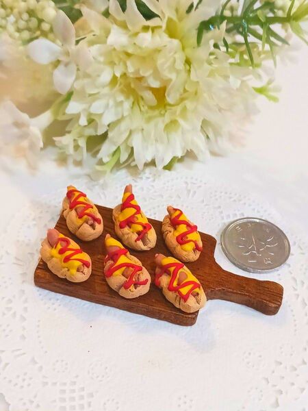 マスタード&ケチャップたっぷりホットドッグ6個セット ハンドメイド ドールハウス 樹脂粘土 ミニチュア ミニチュアフード