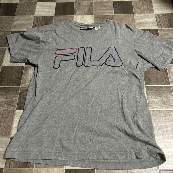 フィラ ユニセックス 半袖 Tシャツ ロゴ Mサイズ グレー クルーネック 保管シワ有り 小穴有り 洗濯済み ビッグロゴ