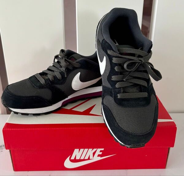箱入り・美品【WMNS NIKE MD RUNNER2】 24cm