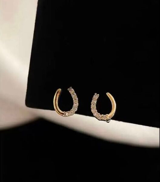 N164高級感 馬蹄 ホースシュー 小ぶり キラキラ 痛くないイヤリング 結婚式 上品 通勤 ゴールド おしゃれ 韓国 かわいい