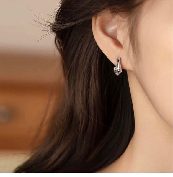 N145光沢シルバー クリップ式 高級感 シンプル 痛くない フープイヤリング 結婚式 上品 通勤 フォーマル 韓国おしゃれ可愛い